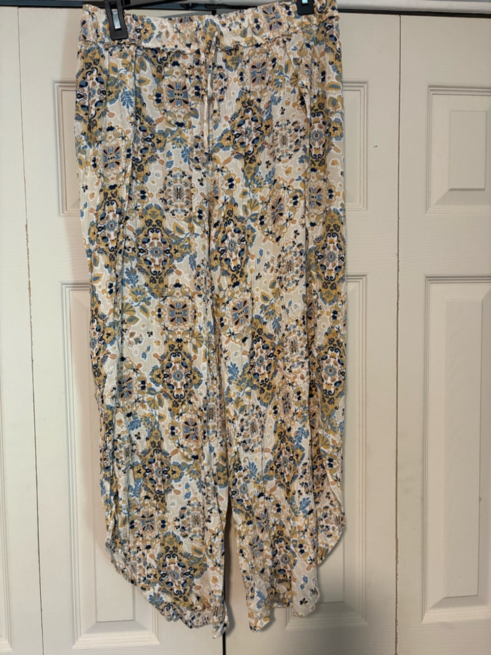 Hem & Thread Floral Print Open leg pants sz Medium